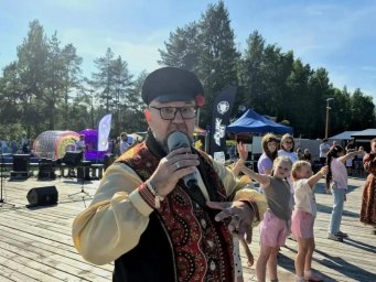 В Мирном прошёл яркий концерт с участием Петра и Марины Суховых в честь Дня города и Космодрома В Мирном прошёл яркий концерт с участием Петра и Марины Суховых в честь Дня города и Космодрома